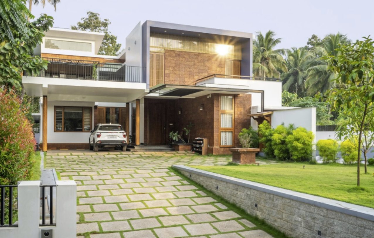 Courtyard villa in laterite and timber